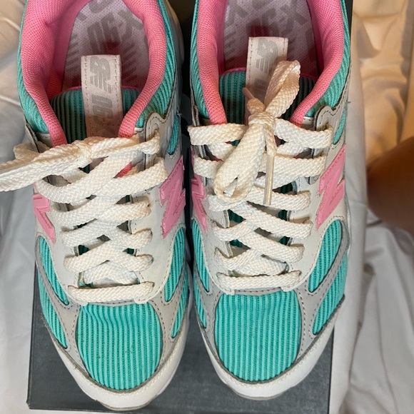 New Balance Womens 8. Pink, gray, mint and pale pink. Worn once. - Picture 2 of 3